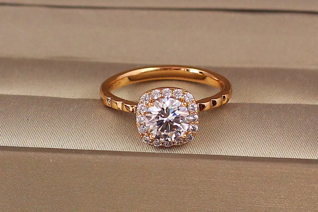 Кільце Xuping Jewelry камінь в обідку з білих фіанітів р 18 золотисте