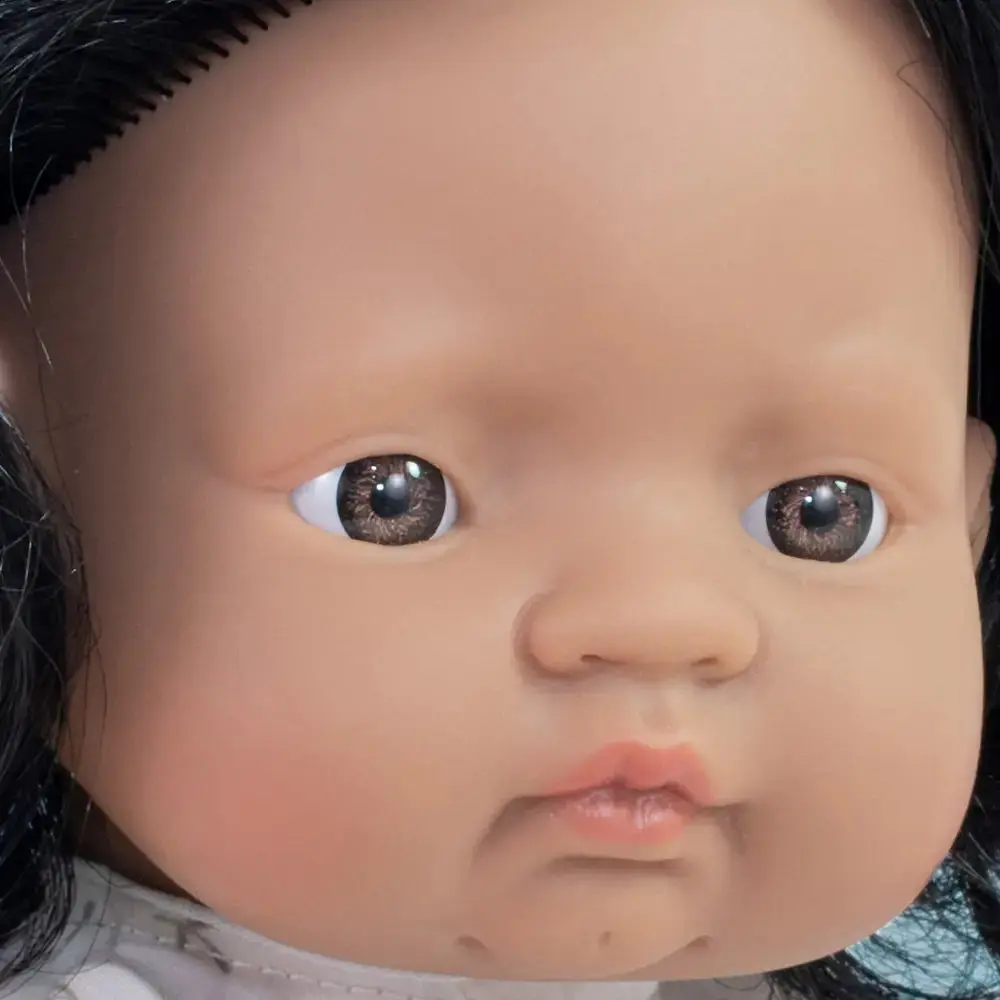 Лялька Miniland дівчинка брюнетка блакитноока в одязі 38 см подарункова коробка (33210) - фото 4