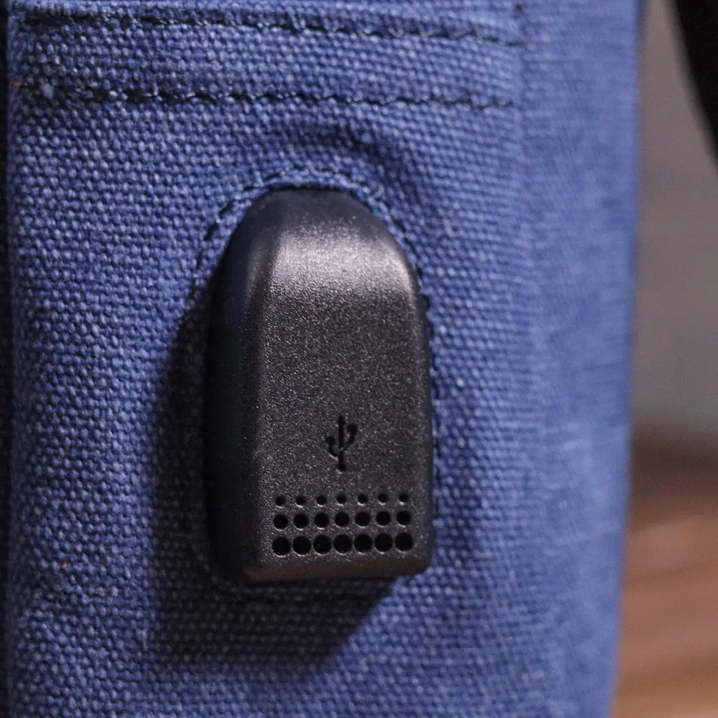 Современная сумка с usb кабелем через плечо из плотного текстиля Vintage 15х31х6 см sum0021419 - фото 9