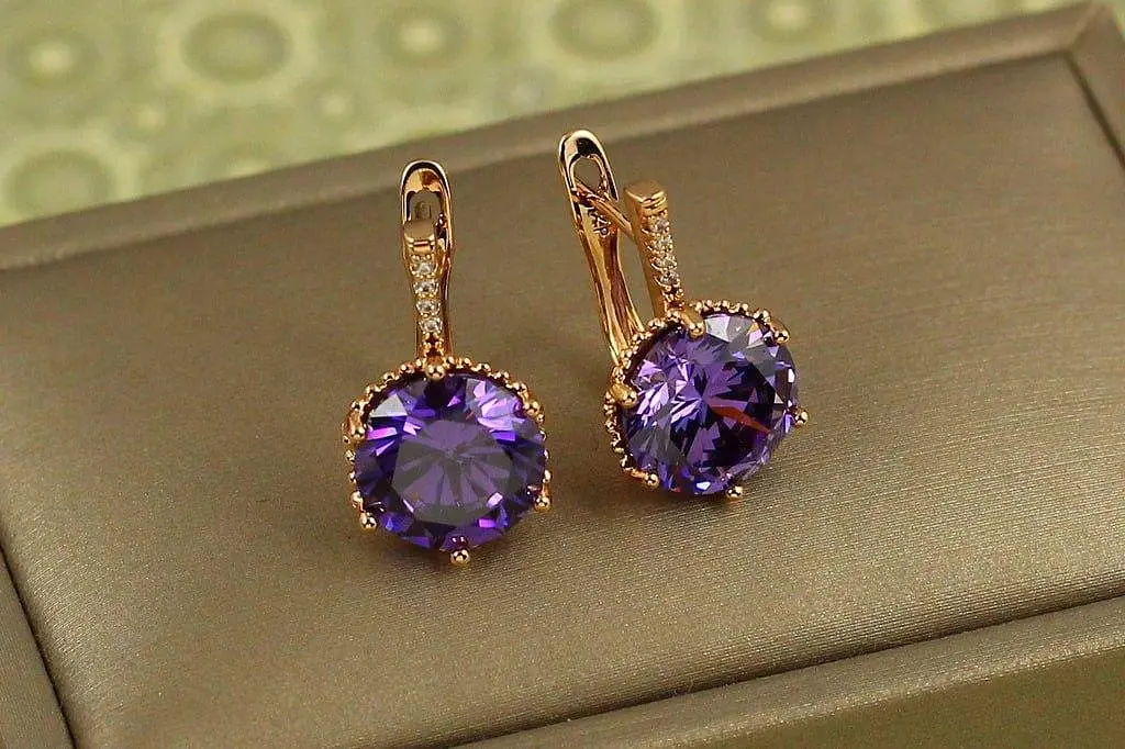 Серьги Xuping Jewelry с большим фиолетовым камнем шестигранная оправа 2 см золотистые