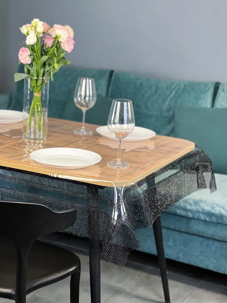 Скатертина силіконова з чорною стразовою стрічкою подвійною 340х110 см - фото 3