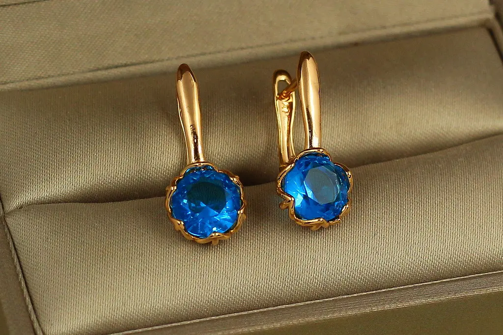 Сережки Xuping Jewelry велична простота з блакитним каменем 2.3 см золотисті - фото 2