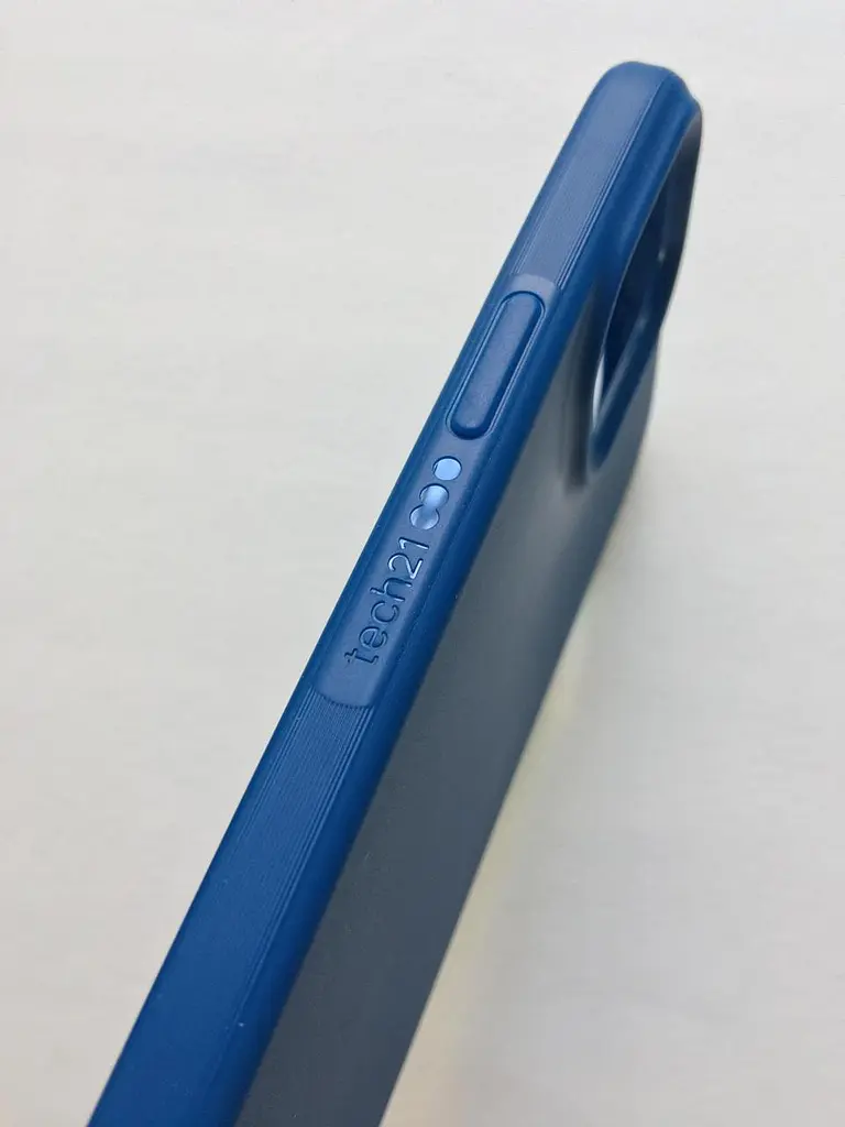 Протиударний чохол з антимікробним покриттям Tech21 Evo Slim для iPhone 12/12 Pro (6.1") Classic Blue - фото 2