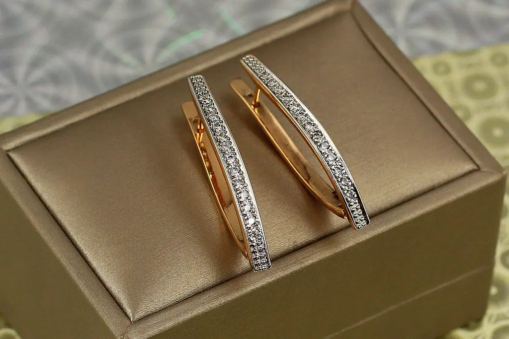 Сережки Xuping Jewelry стріла доріжка з каменів із родієм 3.5 см золотисті - фото 3