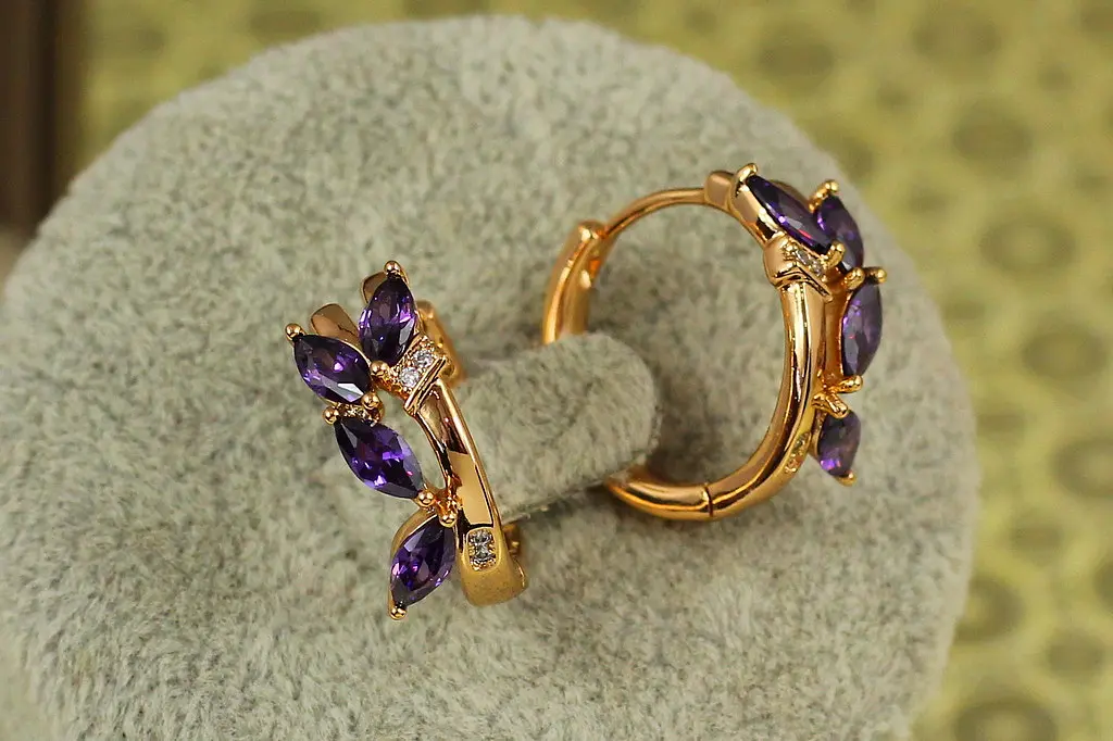 Сережки Xuping Jewelry Візаві з фіолетовим каменем 1,7 см золотисті - фото 2