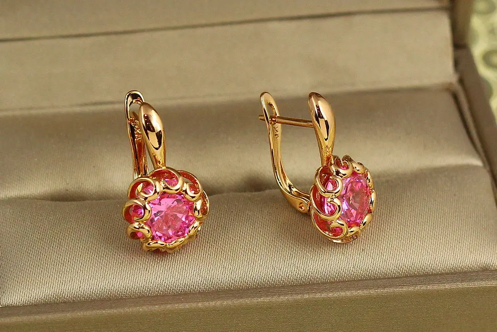 Сережки Xuping Jewelry Парфе з рожевим каменем 2 см золотисті - фото 2