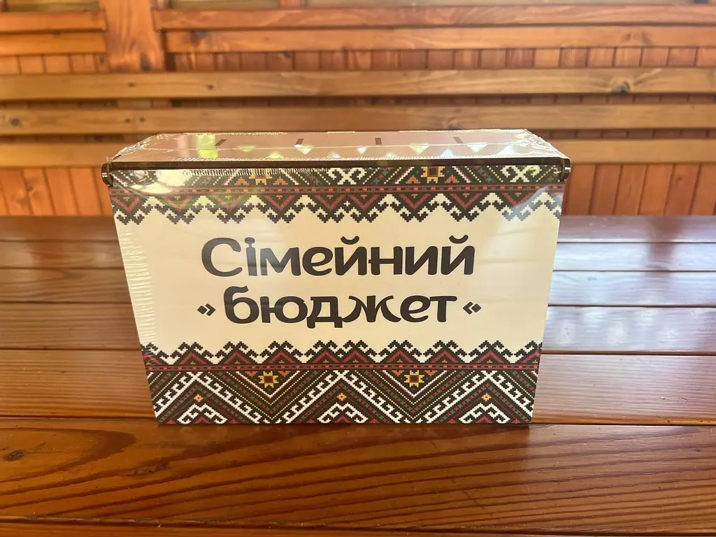 Дерев'яна скринька для грошей "Бюджет сім'ї" Колір (Червона Вишивка) - фото 4