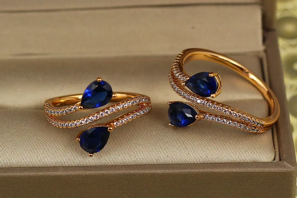 Кільце Xuping Jewelry зустрічні краплі із синіми каменями р 19 золотисте - фото 2