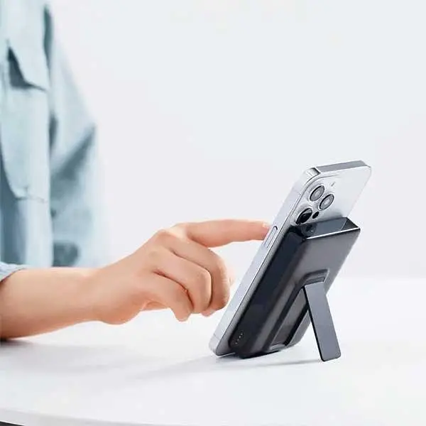 Магнитный Magsafe повербанк Anker A1652 Mag Go 10 000 mAh с беспроводной зарядкой и подставкой черный - фото 5