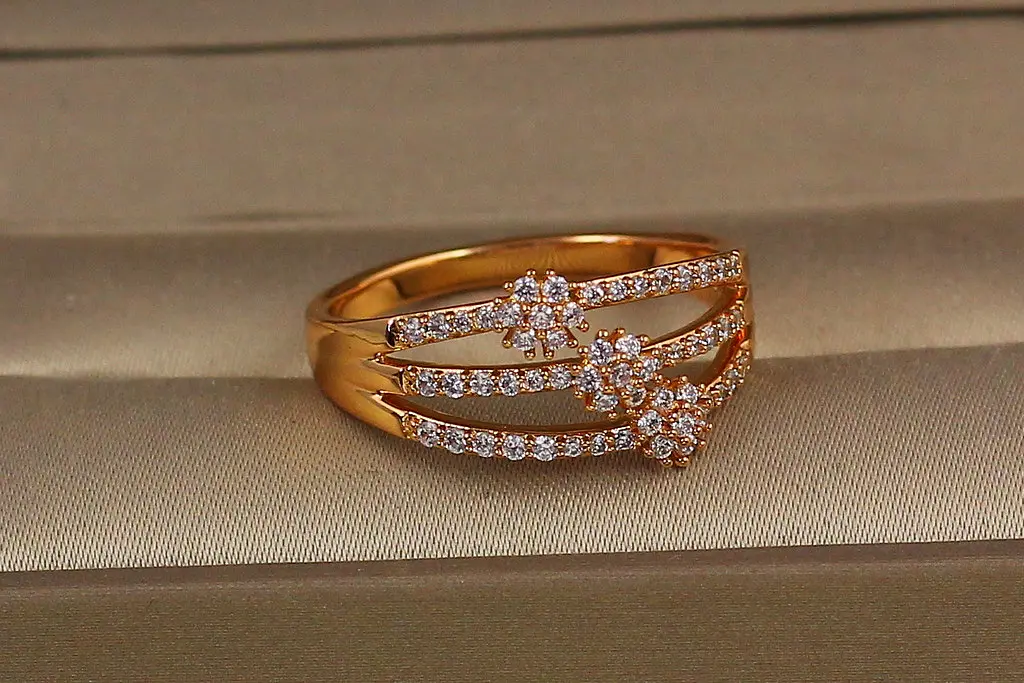 Кільце Xuping Jewelry тіка з квітами р 21 золотисте