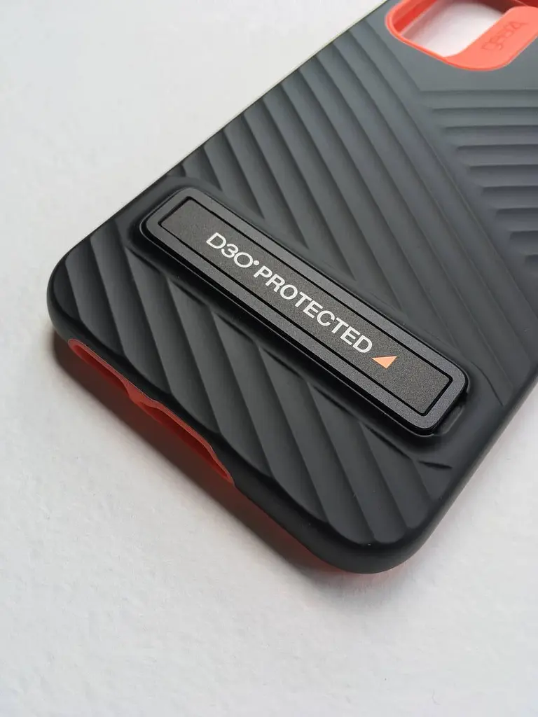 Оригинальный противоударный чехол с подставкой для Samsung Galaxy S23 Gear4 Battersea Black Orange (702010952) - фото 5