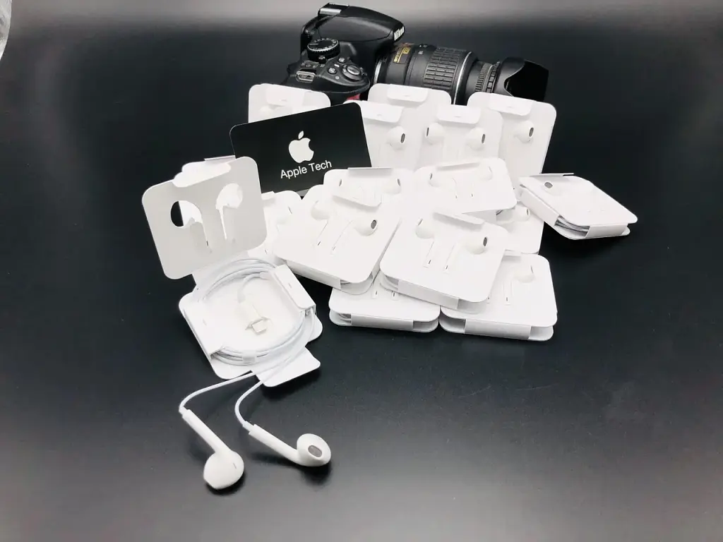 Дротові навушники Apple EarPods with Mic Lightning HC White - фото 3