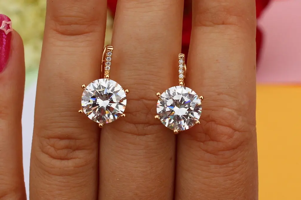 Серьги Xuping Jewelry с белым большим камнем шестигранная оправа 2 см золотистые - фото 3