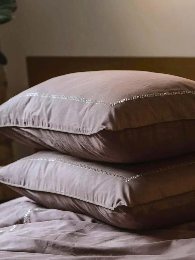 Комплект постільної білизни Ecotton Євро з вишивкою та кантом Stucco в чохлі для зберігання коричневого кольору (25092) - фото 2
