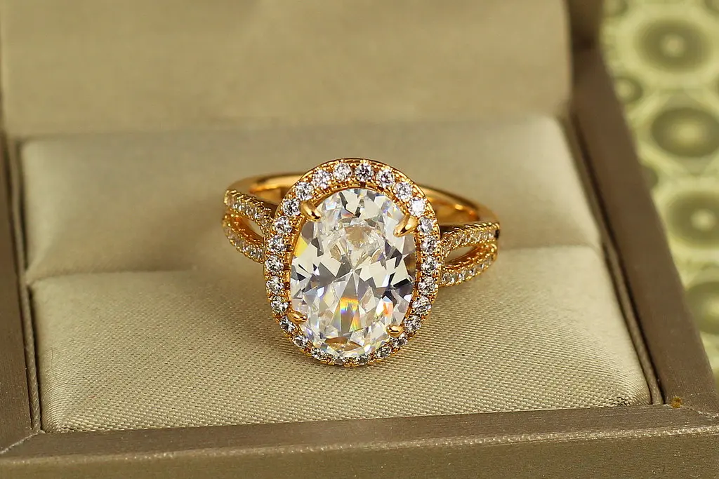 Кільце Xuping Jewelry Камея із білим каменем р 20 золотисте
