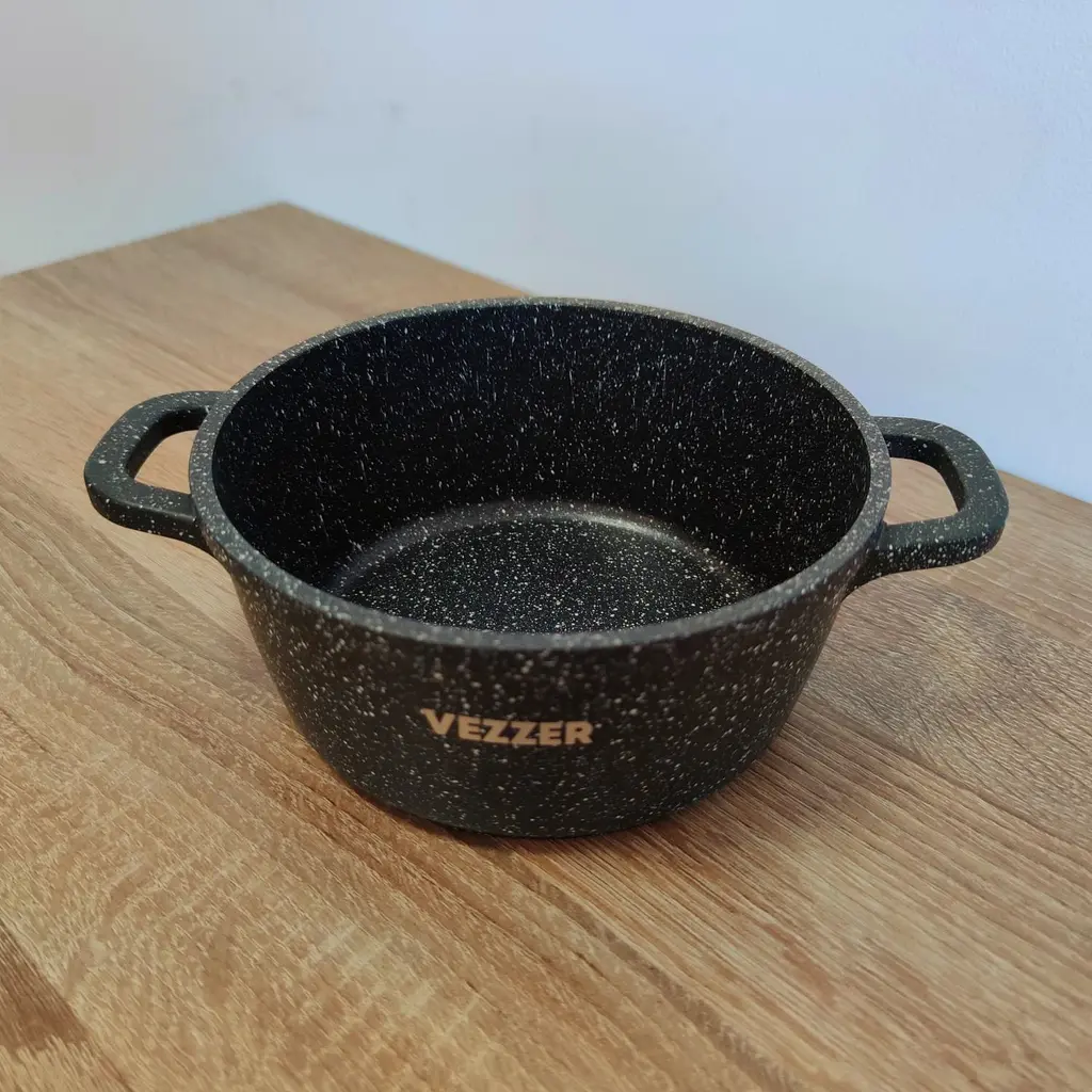 Каструля Vezzer з кришкою та силіконовими накладками на ручки 16 см 1.3 л чорна (VZ8010) - фото 5