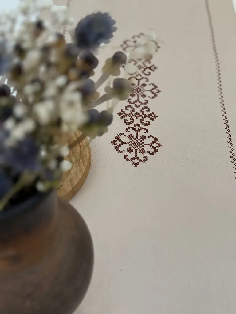 Ранер Ecotton Duck White с коричневой вышивкой 45 х 170 см (25259) - фото 2