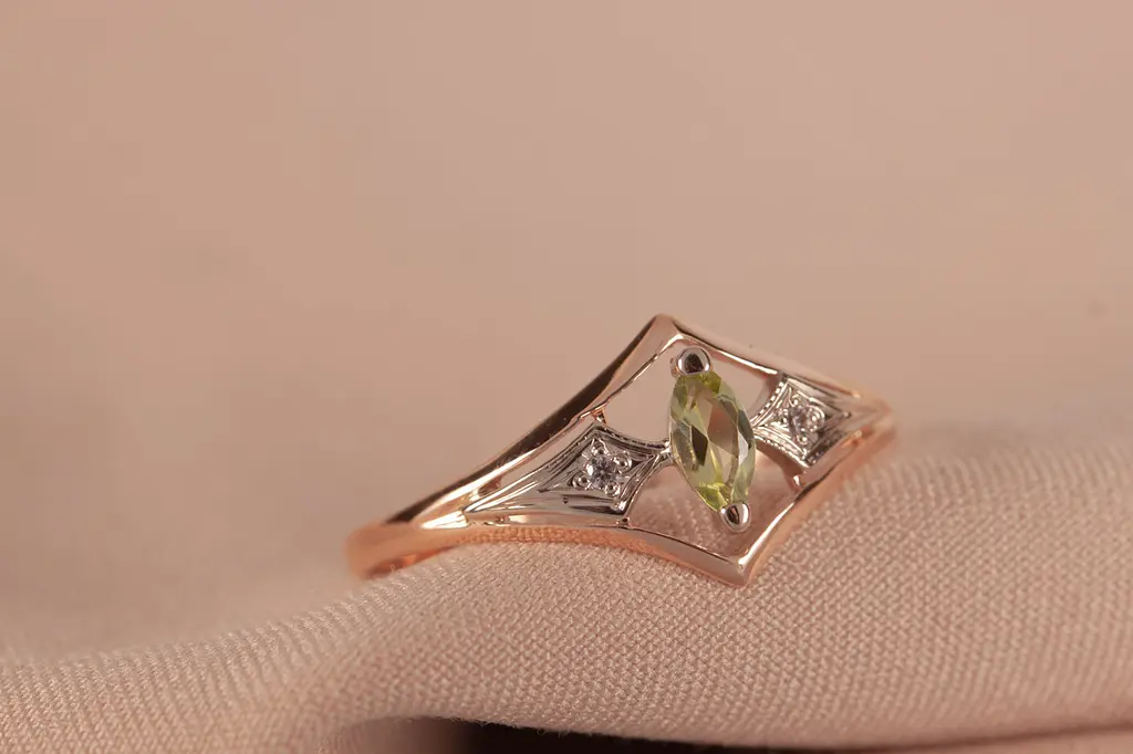 Каблучка з червоного і білого золота з хризолитом 16 K-0138 - фото 5