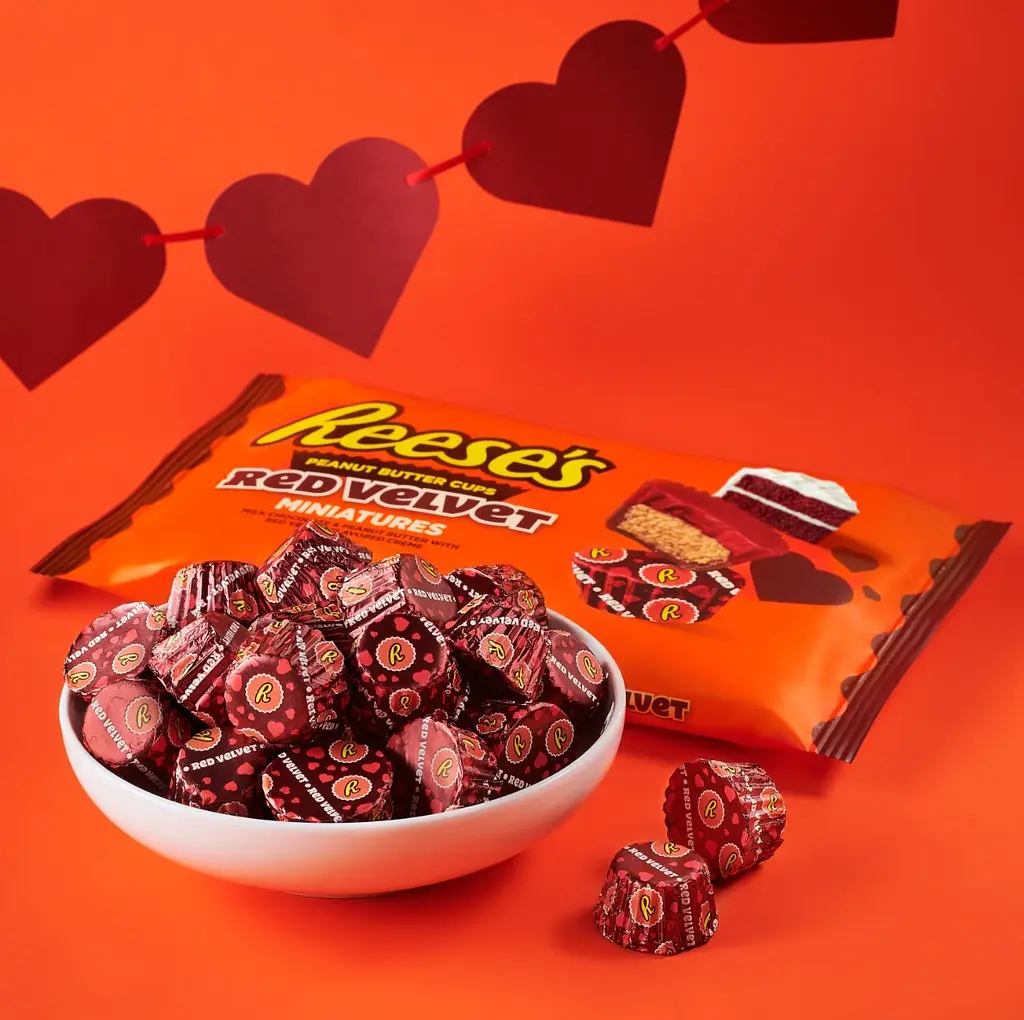 Шоколадні цукерки Reese's Miniatures Red Velvet Cups Valentine's з арахісовою пастою 263г - фото 3