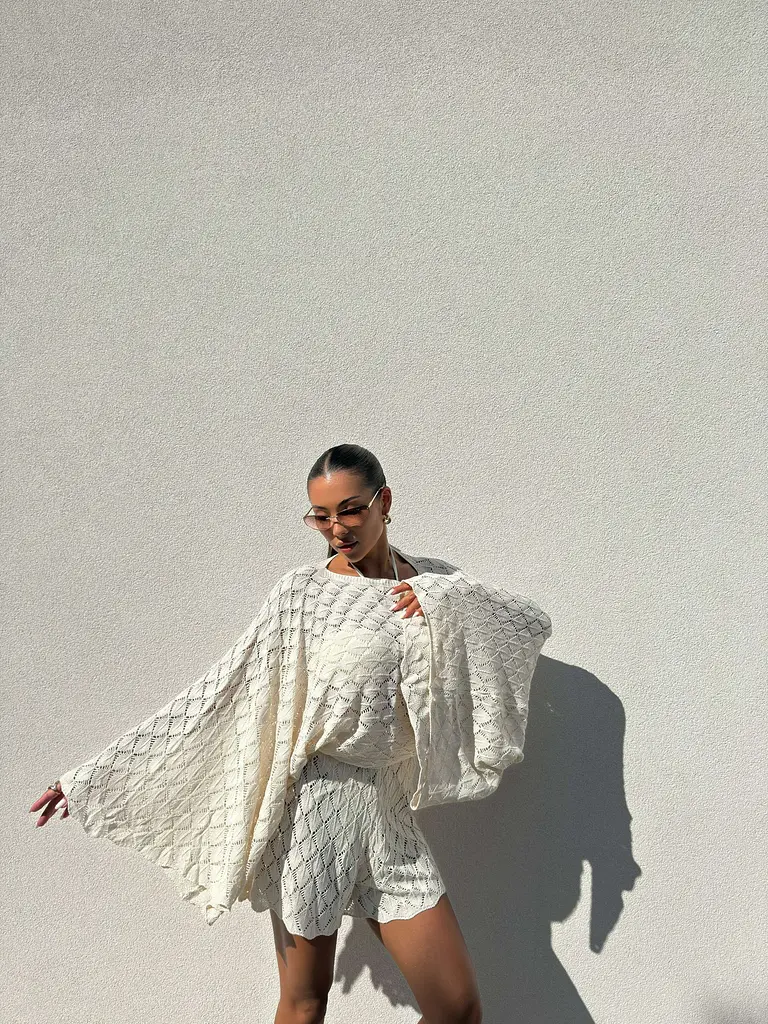 Костюм-двойка женский вязаный молочный с шортами и кофтой Oversize - фото 7