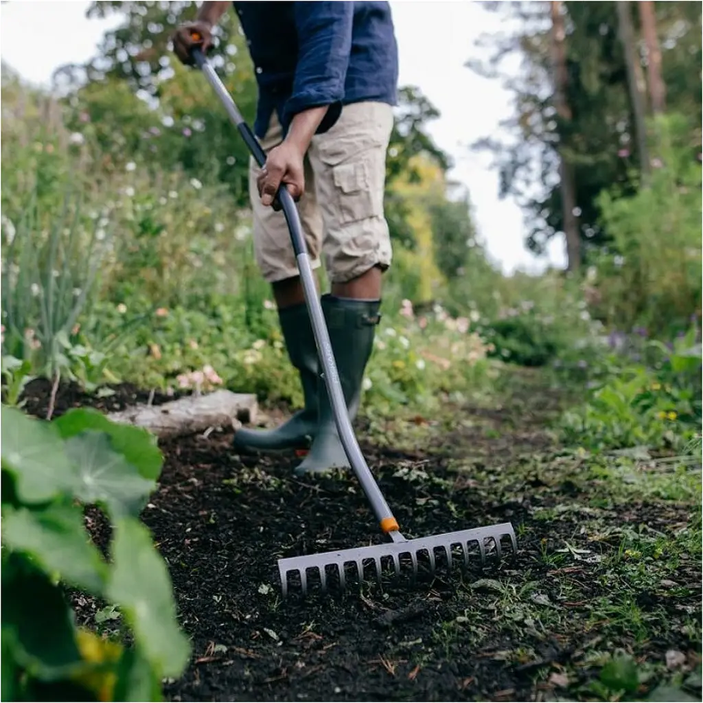 Граблі металеві Fiskars Ergonomic з S-подібною ручкою (1077112) - фото 3