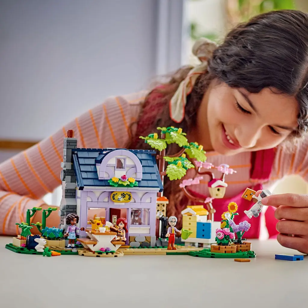 Конструктор LEGO Friends Домик и цветник пчеловодов 1161 деталь (42669) - фото 7