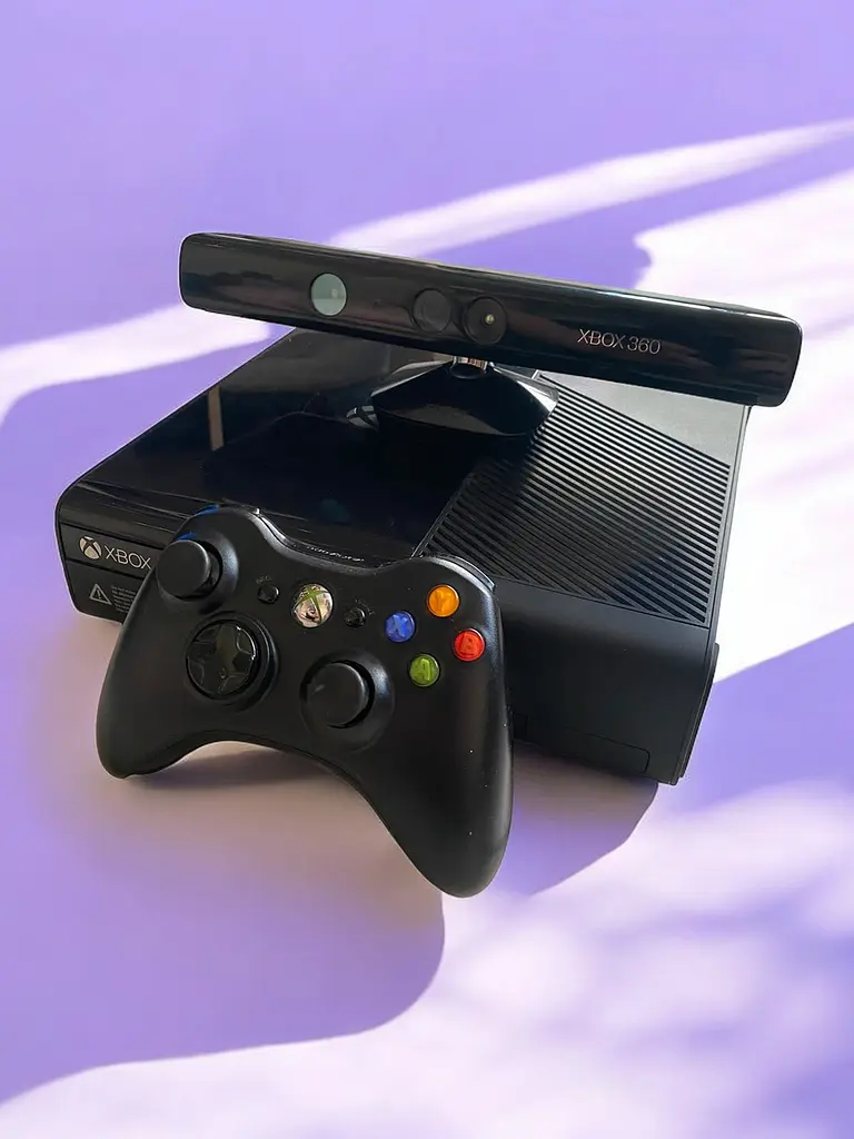 Игровая приставка Microsoft Xbox 360 E + 100 игр, 500 ГБ, 2 джойстика и Kinect - фото 2