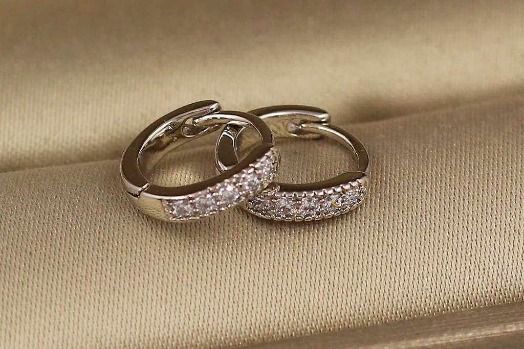 Сережки Xuping Jewelry тонкі кільця з камінцями 10 мм сріблясті - фото 2