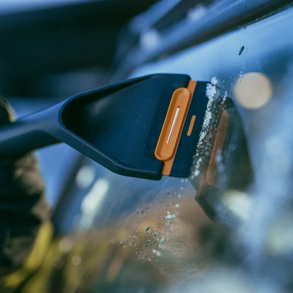 Щітка-скребок телескопічна поворотна Fiskars X-series™ 96–121 см (1078492) - фото 3