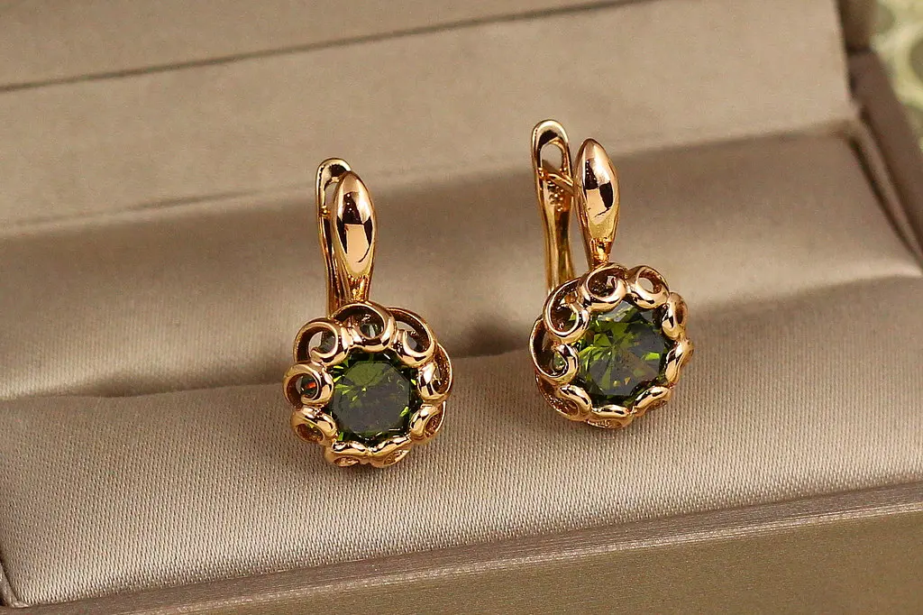 Сережки Xuping Jewelry Парфе з смарагдовим каменем 2 см золотисті - фото 3