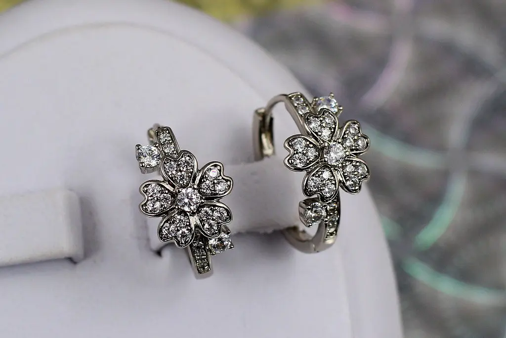 Сережки Xuping Jewelry квіточка із листячками 1.8 см сріблясті - фото 3