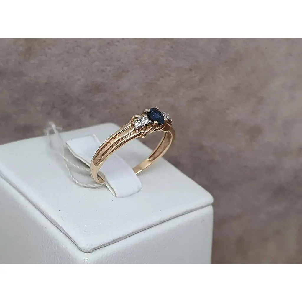 Золотое кольцо ЮЗ "Багет" с бриллиантами и сапфиром. UDCSR30528191 18 - фото 3