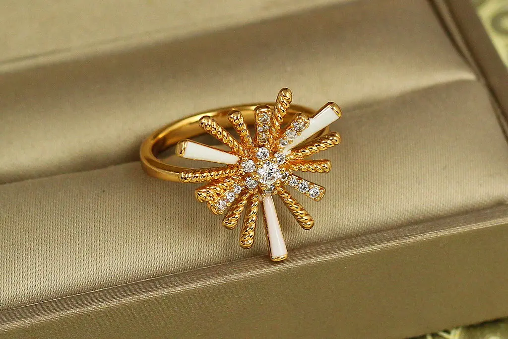 Кільце Xuping Jewelry Гольчата айстра з білою керамікою р 18 золотисте - фото 2