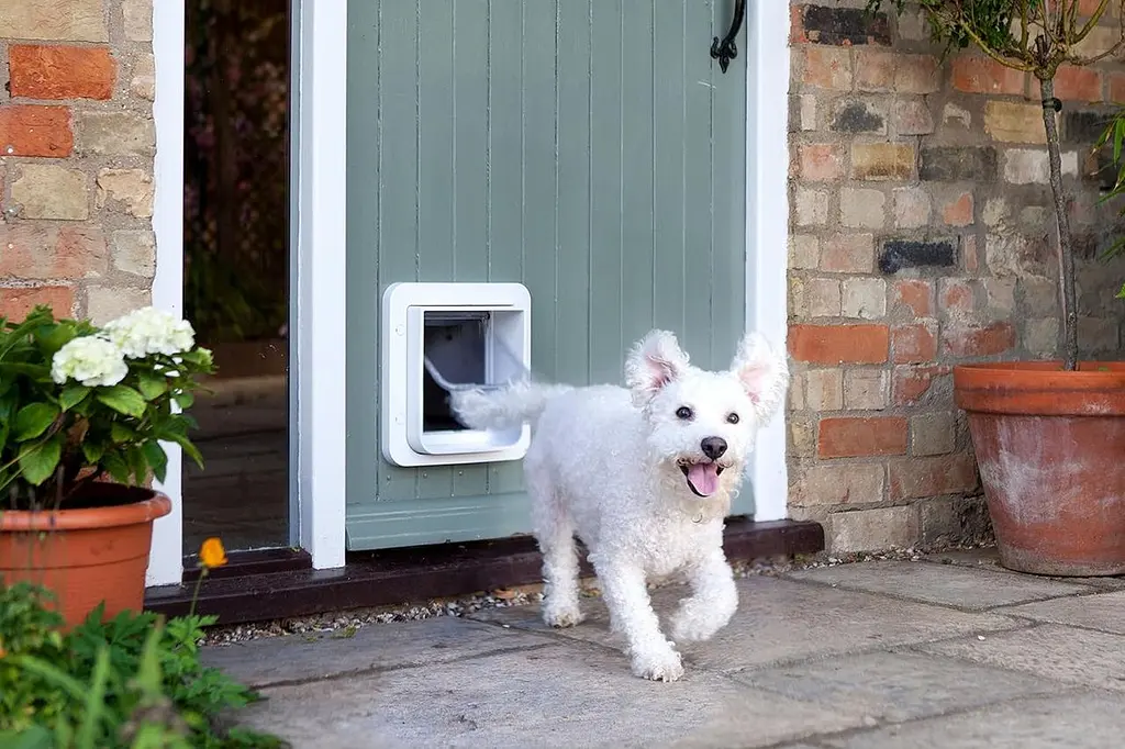 Дверца для кошек и мелких собак Sure Petcare SureFlap с микрочипом и таймером комендантского часа, совместимая с RFID-метками - фото 3