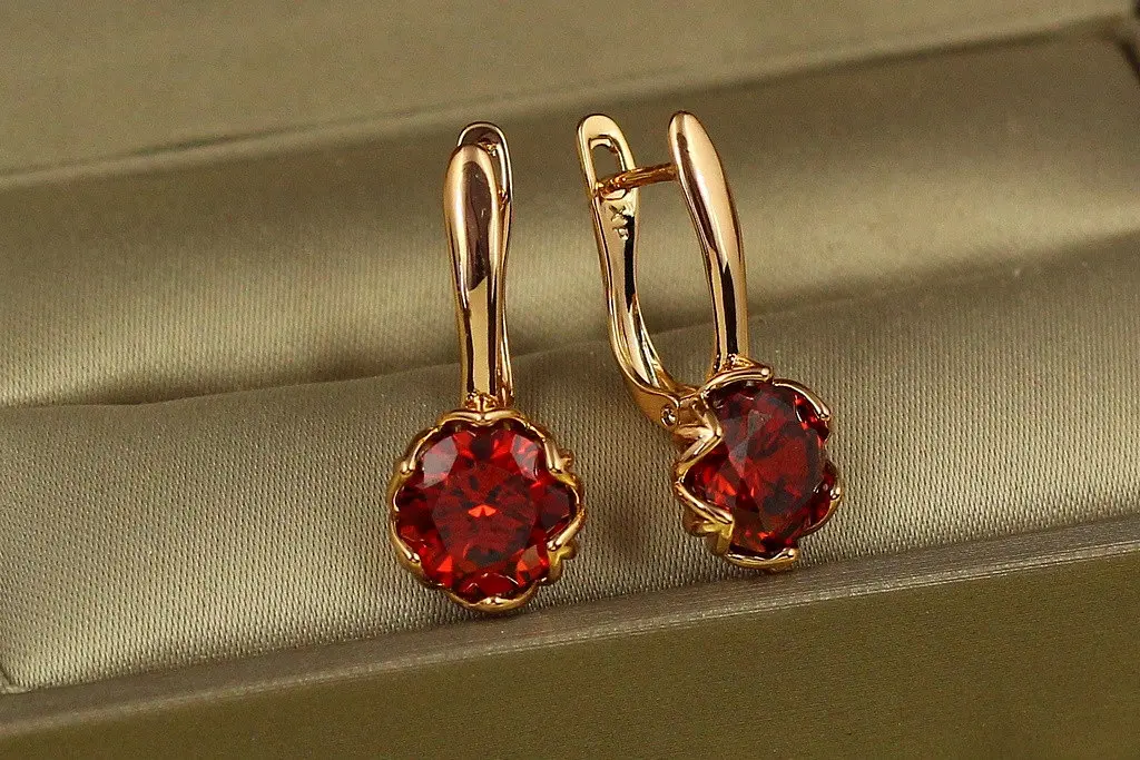 Сережки Xuping Jewelry велична простота з червоним каменем 2.3 см золотисті - фото 2