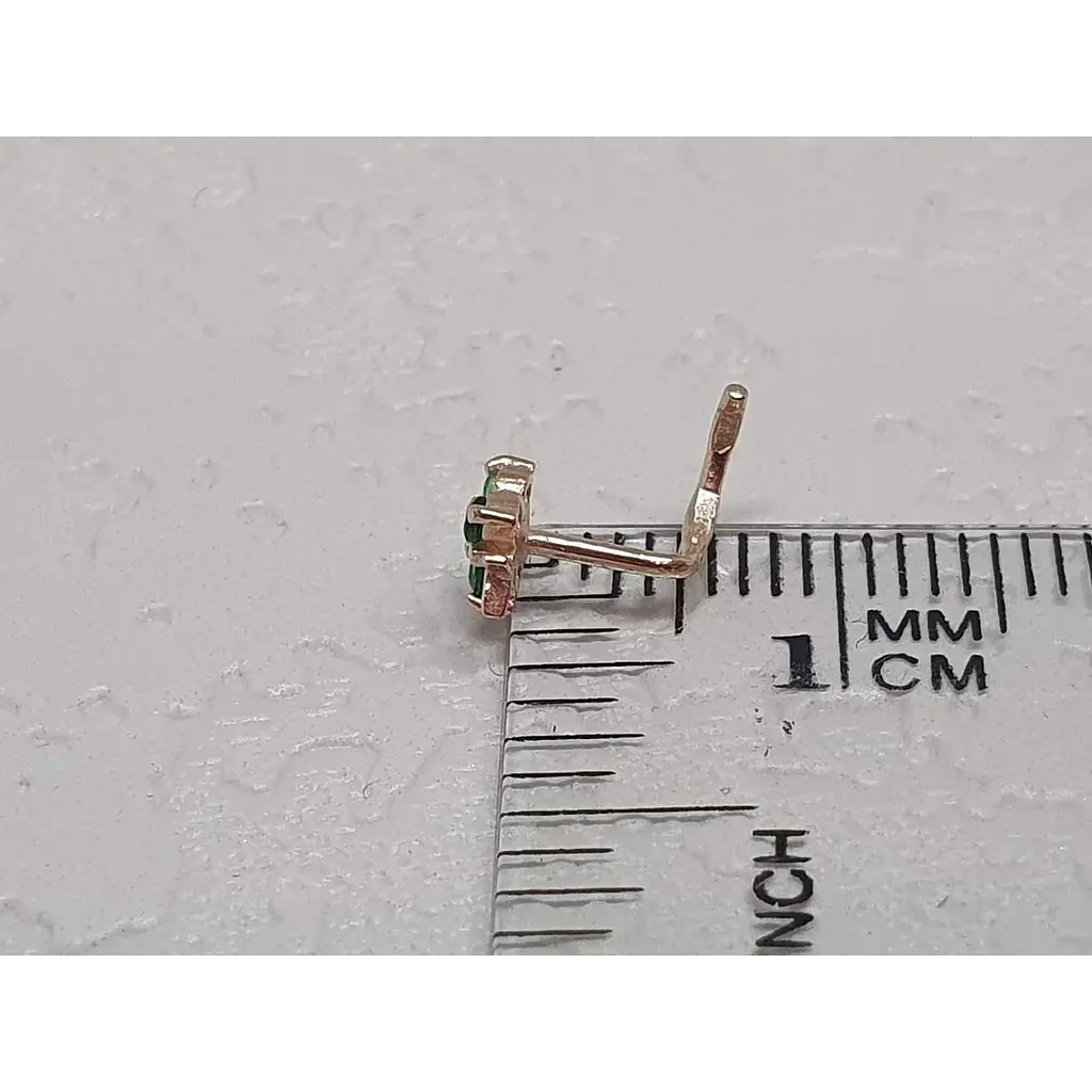 Золотая серьга-пирсинг в нос Dear с фианитами. 1041.12 Зеленый - фото 3