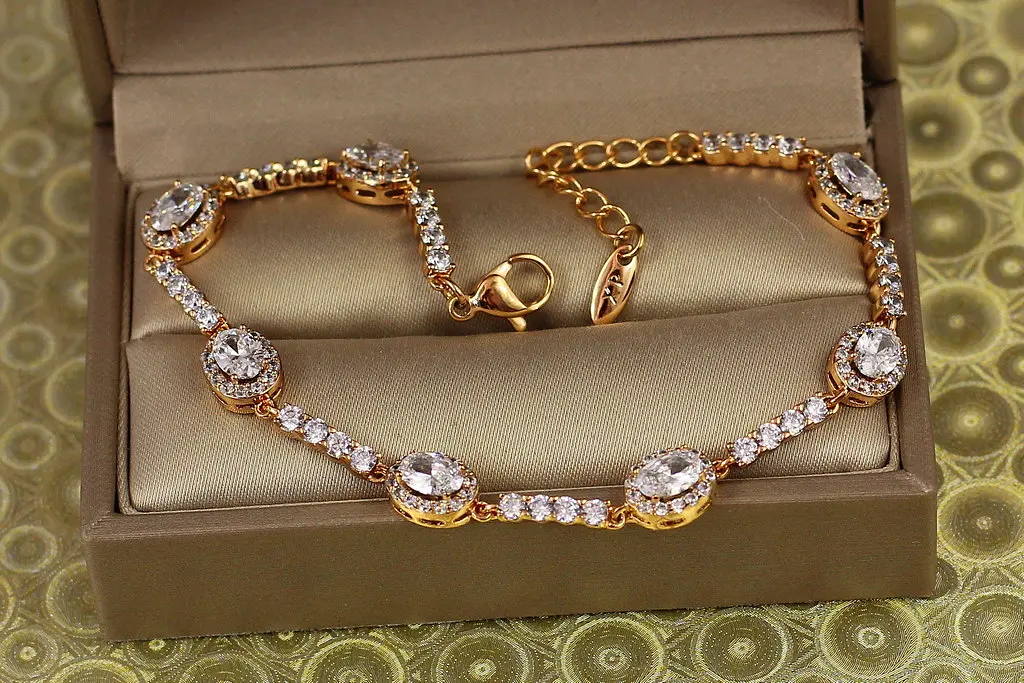 Браслет Xuping Jewelry малинки із білими каменями на доріжці 17,5 см 7 мм золотистий