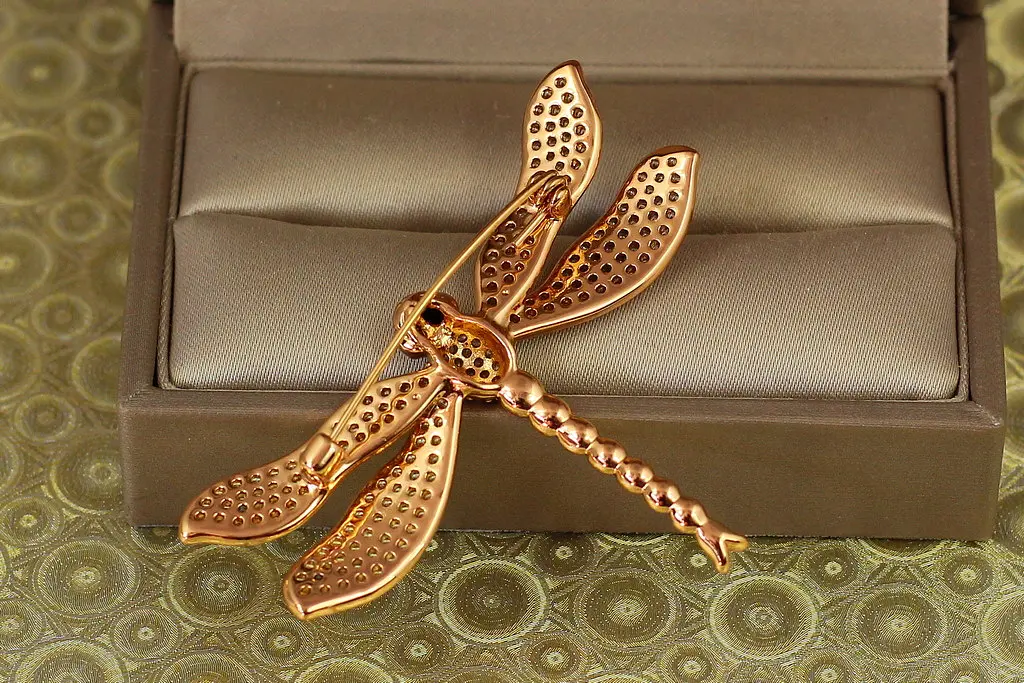 Брошка Xuping Jewelry Бабка з білими крильцями 4 см золотиста - фото 2