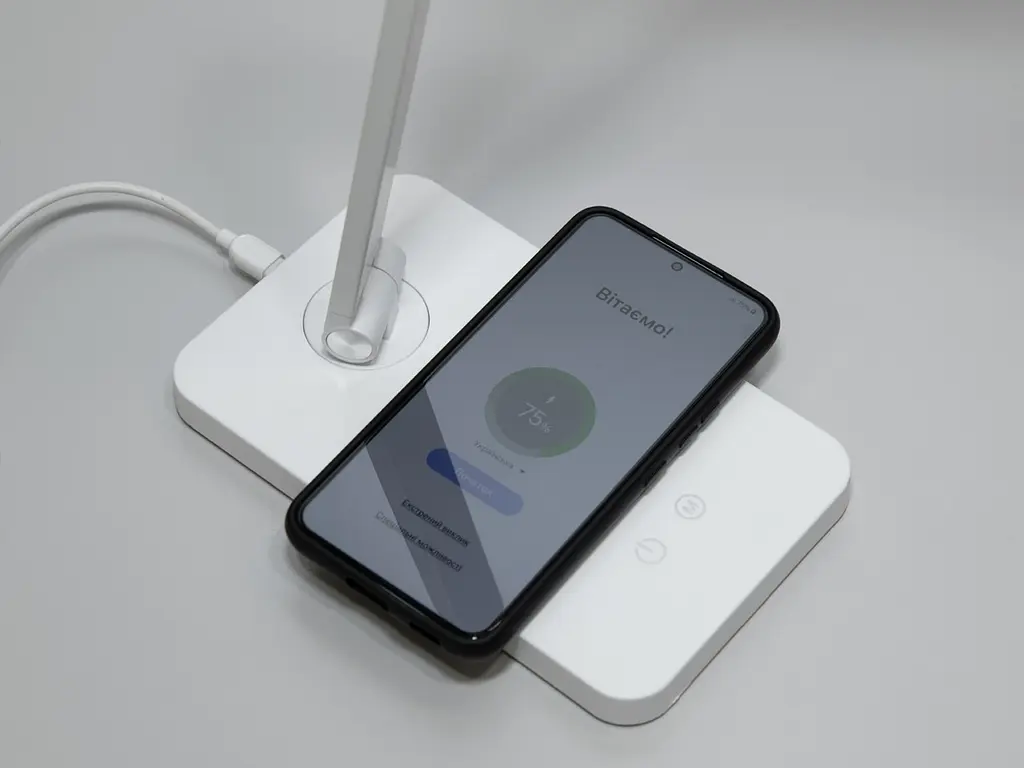 Світлодіодна настільна лампа з бездротовою зарядкою Diasha A855WH wireless charge - фото 3