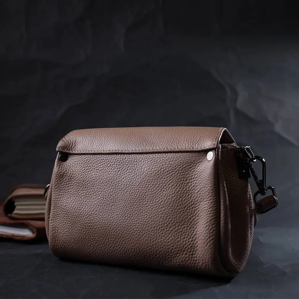 Компактна шкіряна сумка з трикутним клапаном Vintage 22256 бежева - фото 8