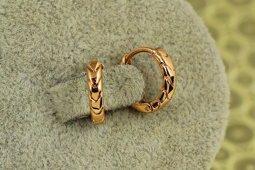 Сережки Xuping Jewelry колечки шкіра змії 1,3 см золотисті - фото 2