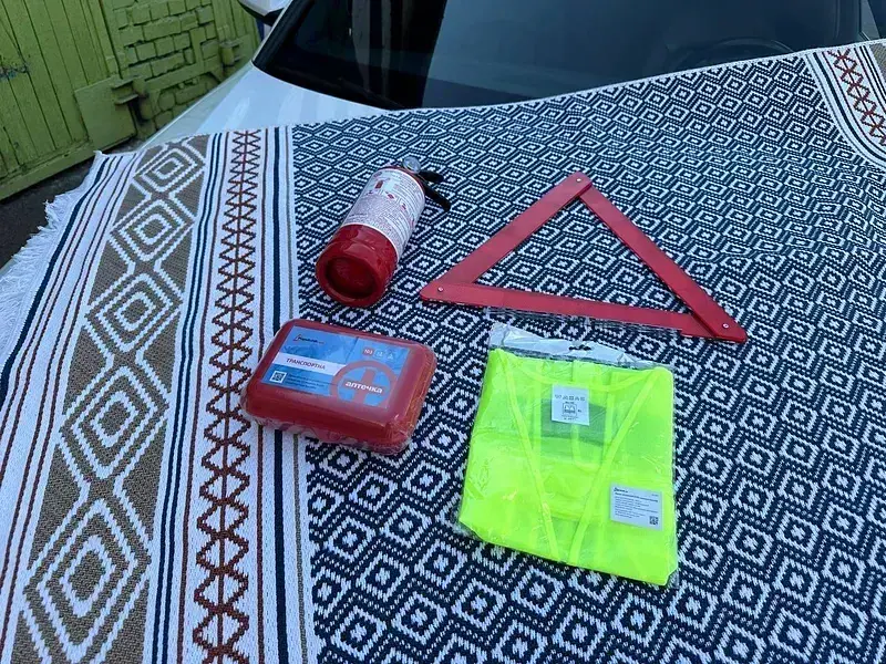 Набір технічної допомоги з вогнегасником ВП-1 Економічний (ВП-1+Знак+Аптечка+Жилет) - фото 2