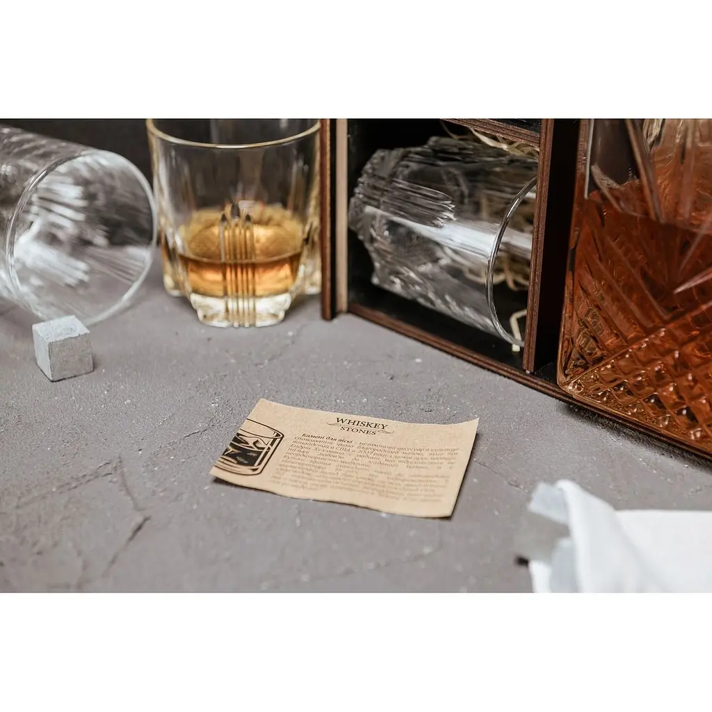 Подарунковий набір Whiskey Stones камені для віскі в дерев'яному пеналі №8 + декантер і 4 склянки Rocco Selecta + щипці + мішечок - фото 4