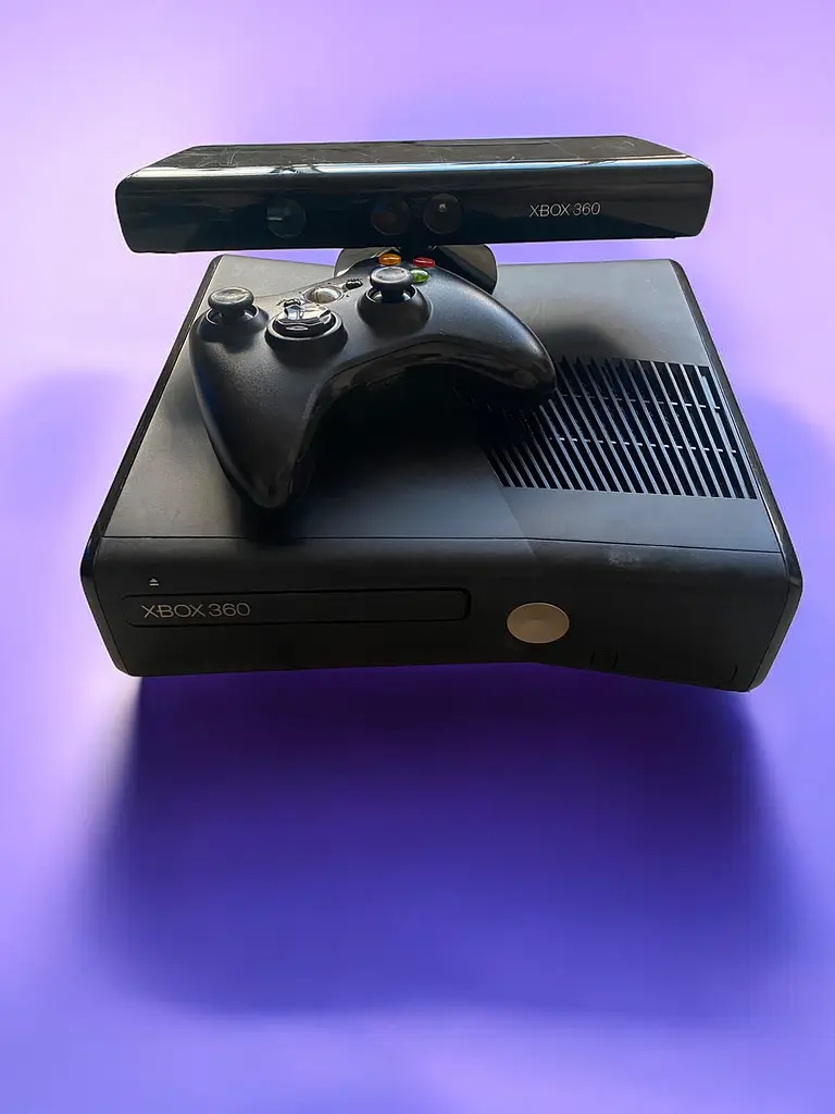 Игровая консоль Microsoft Xbox 360 Slim + 1 джойстик и Kinect, 100 игр установлено - фото 3