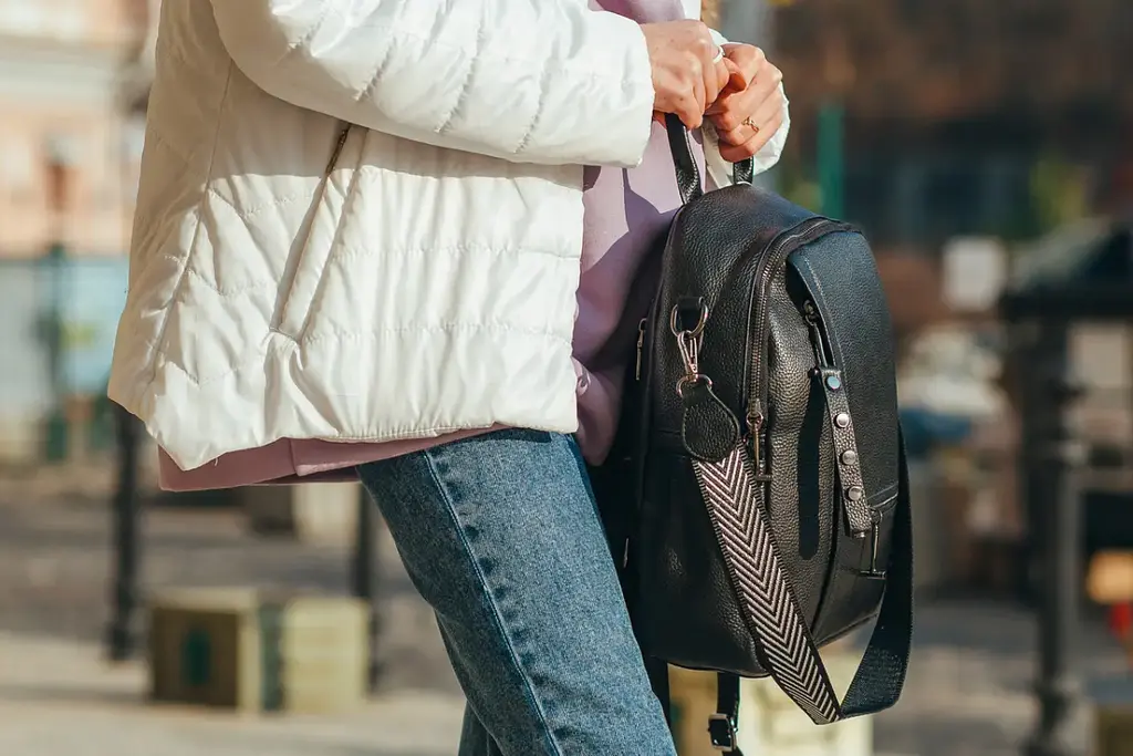 Жіночий шкіряний рюкзак міський чорний 73590 Tiding Bag - фото 8