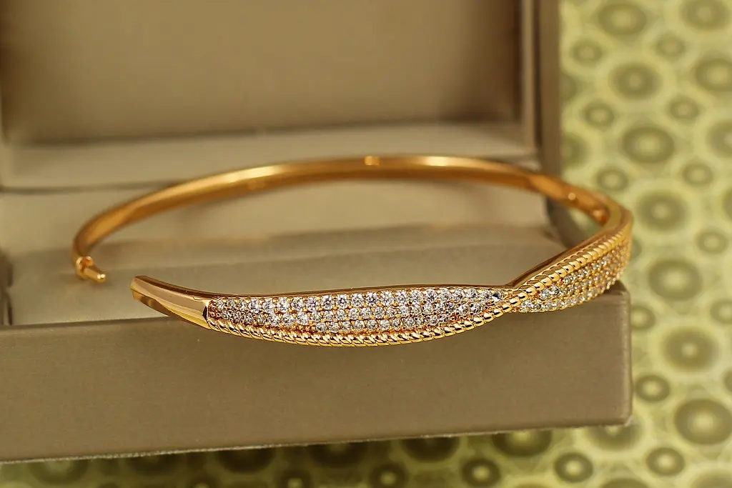 Браслет бенгл Xuping Jewelry Ігриста хвиля 60 мм на руку від 17 до 19 см золотистий - фото 2