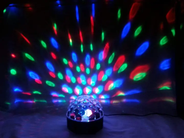 Світлодіодний диско шар Led Party Light Magic Ball RGB кольорова музика з пультом ДУ - фото 4
