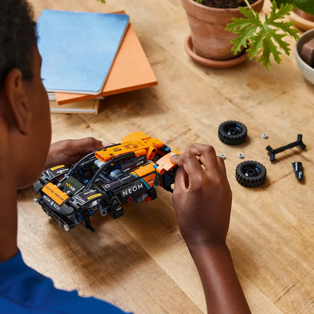 Уценка. Конструктор LEGO Technic Автомобиль для гонок Neom McLaren Extreme E 252 детали (42166) - фото 3