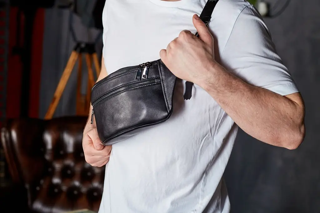 Стильна чоловіча бананка з натуральної гладкої шкіри Tiding Bag 14х25х10 для телефону NM-50358 чорна 25 см - фото 9