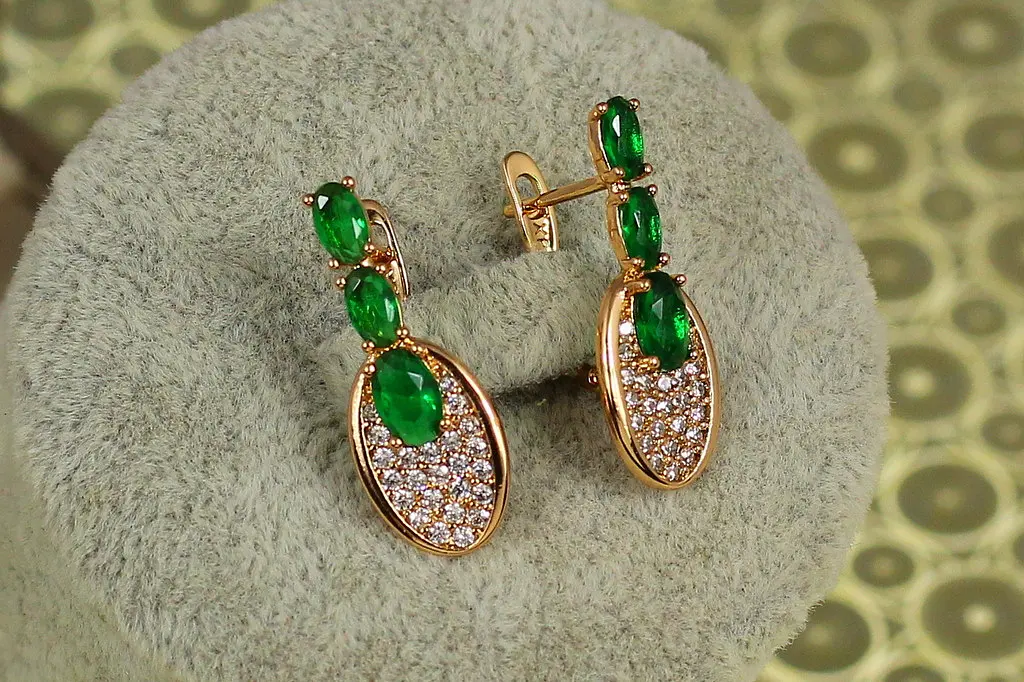 Сережки Xuping Jewelry Ракетка із зеленими каменями 2,4 см золотисті - фото 2